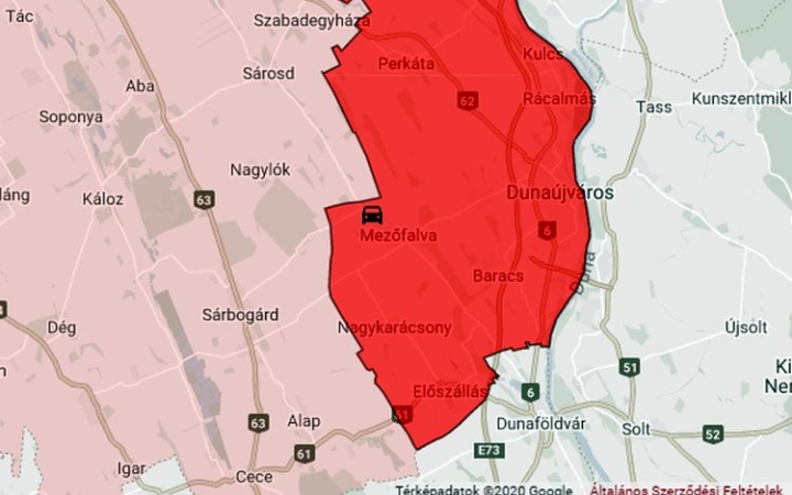 Árokba borult egy gépkocsi Mezőfalva közelében