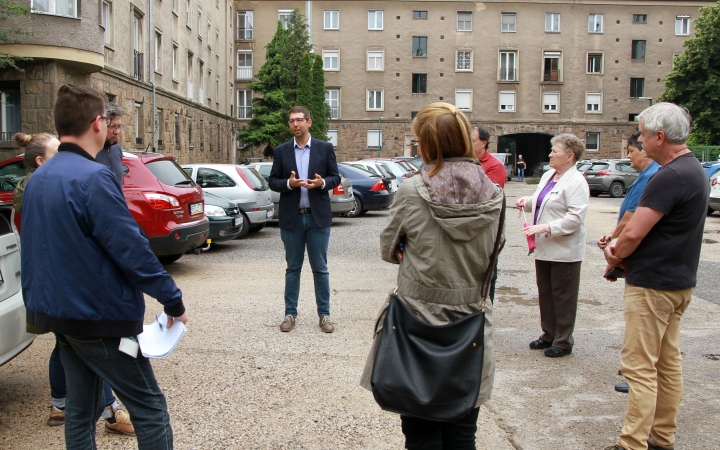 Az új parkolók kialakítása mellett a zöldterületet is megőriznék a Dózsa-Bocskai udvarban