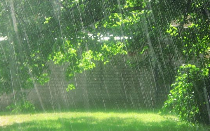 Zivatarok, felhőszakadás és UV-sugárzás miatt is figyelmeztetnek