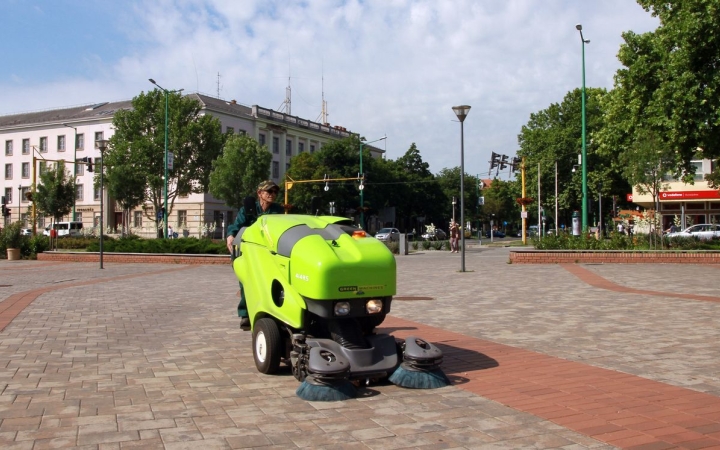 Munkában a járdaseprő gép is