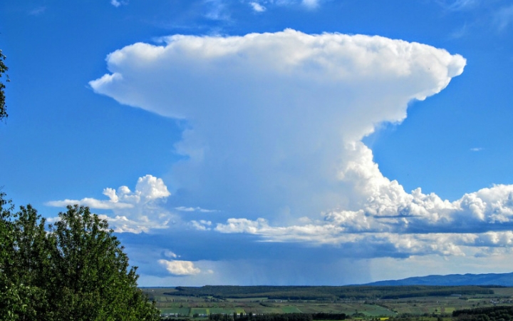 Ma is erős lesz az UV-sugárzás és zivatarok is várhatók