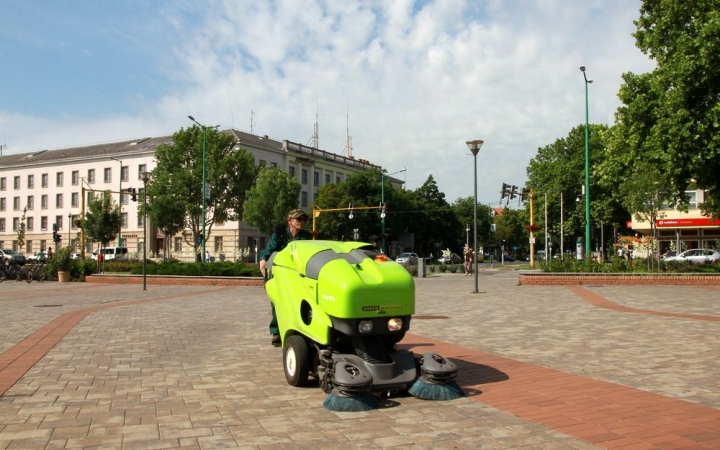 Járdaseprő gép is járja a város útjait