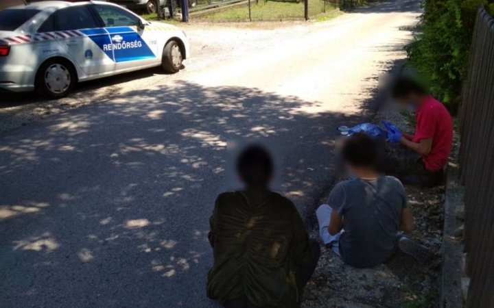 Rendőrség: menekülteket tartóztattak fel a város külterületén