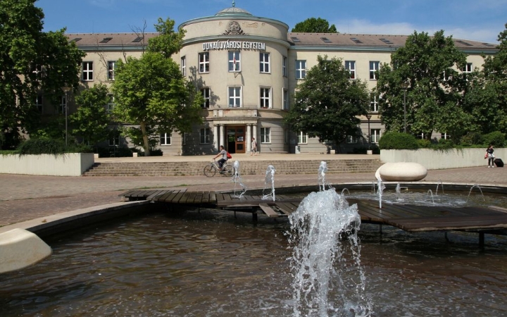 Dunaújvárosi Egyetem: elmaradt a diplomaátadó