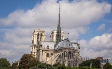 Macron engedélyezte az eredeti formában történő helyreállítást a Notre-Dame-székesegyházon