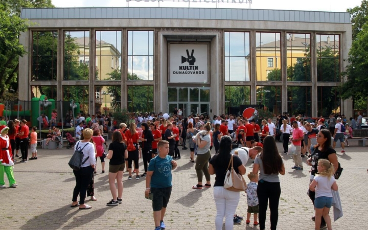 Buli a téren, vastaps a teremben; újra nyitva a "Dózsa"!