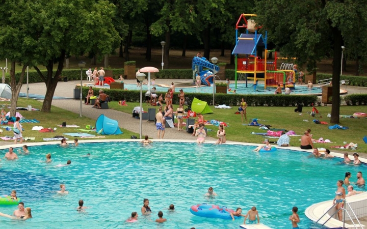 Élményfürdő: hétköznap sem panaszkodhatnak kihasználatlanságra (webgalériával!)