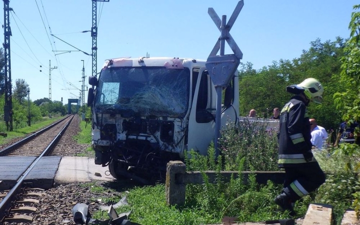 Vonattal ütközött egy teherautó Simontornyán