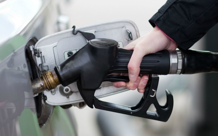 Tovább csökken az üzemanyag ára péntektől