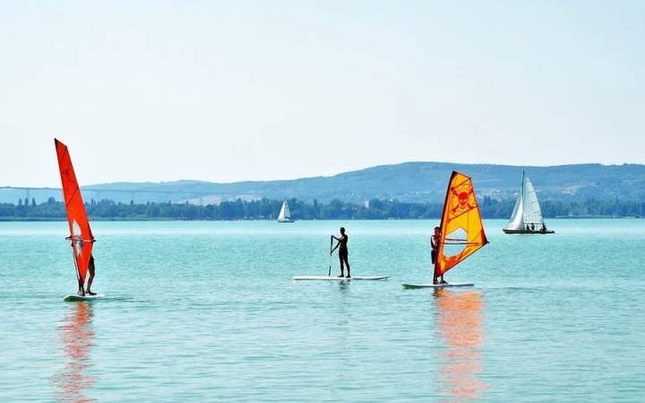 Turizmus: tömeges jelenlét, júliusban "belobbant" a Balaton