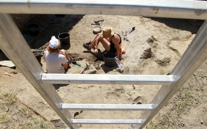 DSTV: közösségi szolgálat a kőtári ásatáson