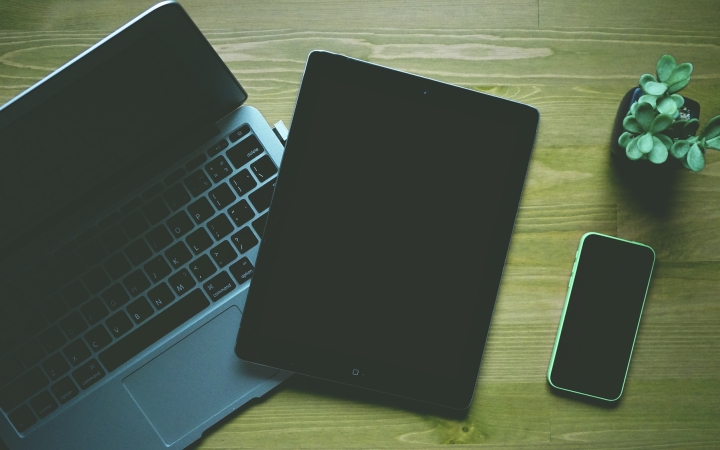 A szülők negyedének kellett új számítástechnikai eszközt venni a koronavírus-járvány idején egy kutatás szerint