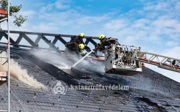 Megmentették a tűzoltók a Makovecz-templomot
