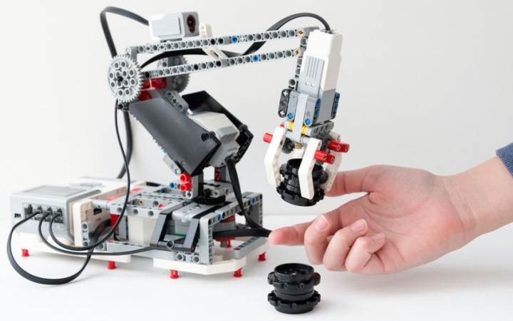 Robotika a könyvtárban: építsd meg, értsd meg!