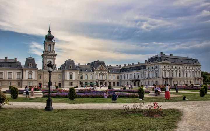 Zenés nyári esteket tartanak a keszthelyi Festetics-kastély parkjában