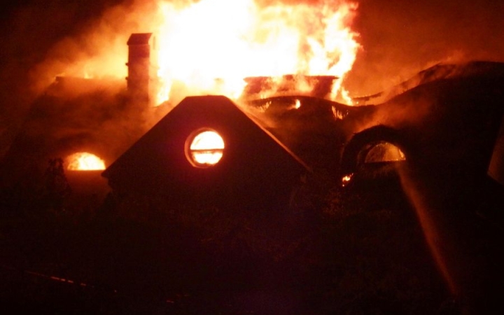 Villámcsapás után nádfedeles ház borult lángba Sukorón
