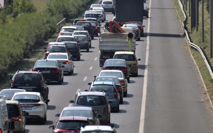 A leállósávok használatát ellenőrzik a rendőrök az M7-esen