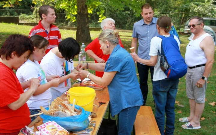 Esőemberek: családi összetartás a kempingben