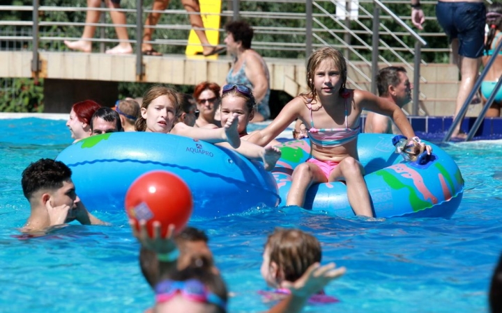 Nyári önfeledtség az élményfürdőben (galériával)