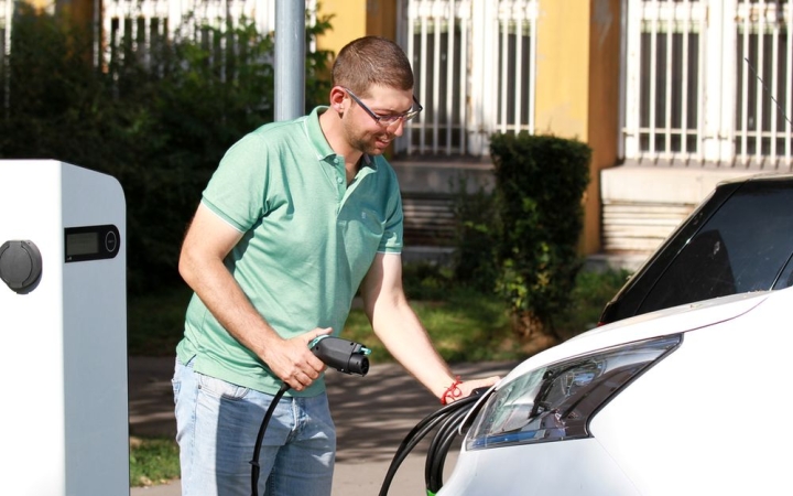 Környezettudatos megoldás az elektromos autó – pályázati forrásból szerezték be!