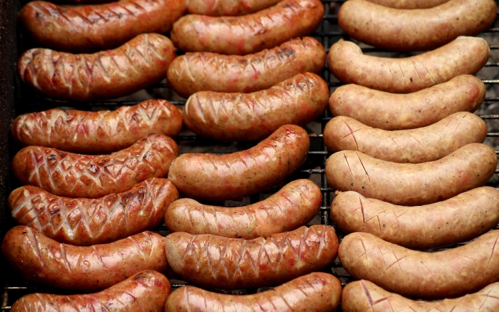 Nébih: a Tesco visszahívja a 300 grammos TS Sajtos grillkolbászt