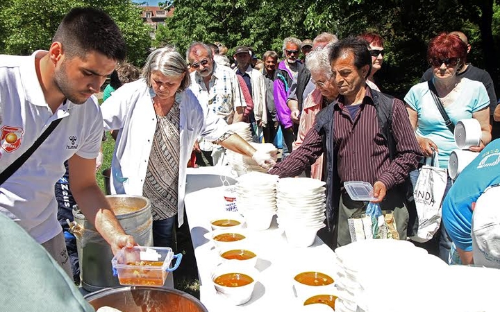  Labdabűvölés helyett ételosztás