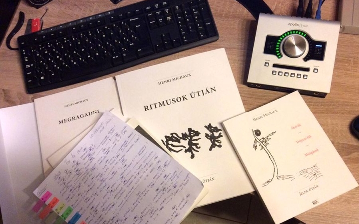 Könyvtár: a hangzó és látható idő színei, dallamai 