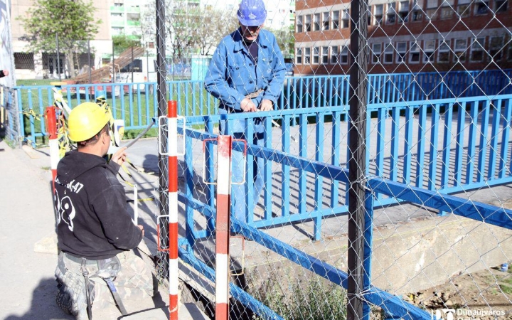 Kiszélesítik a Papirgyári út végét,  már stabil a Petőfi iskola hídja