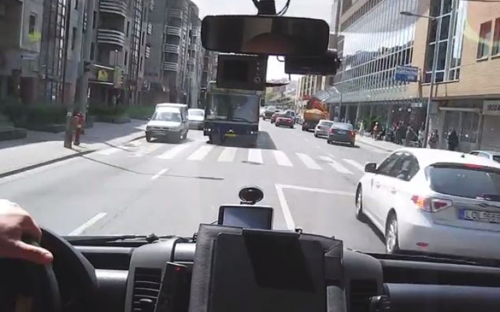 Így repeszt a mentő, ha sürgős az eset - VIDEÓ az anyósülésből