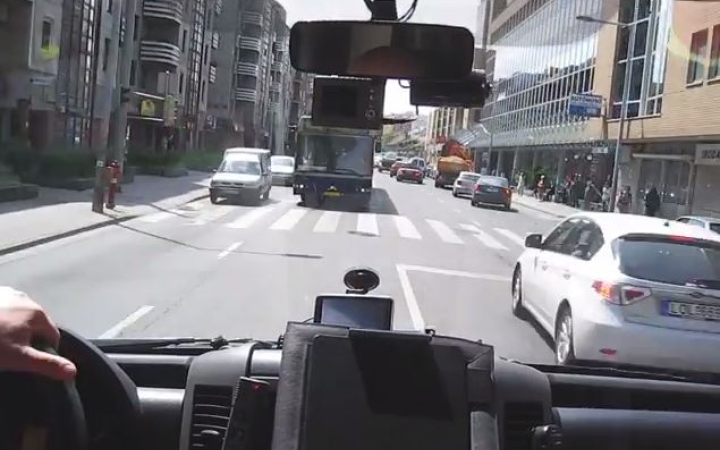 Így repeszt a mentő, ha sürgős az eset - VIDEÓ az anyósülésből