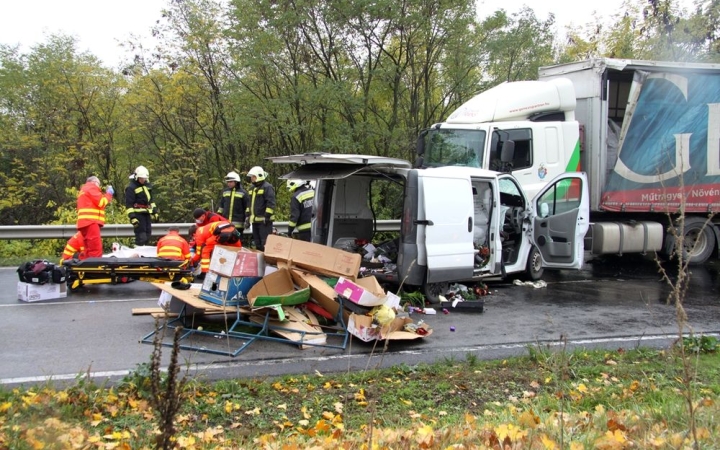 Beszorult sérülteket mentettek ki a tűzoltók a 61-es főúton (galériával)