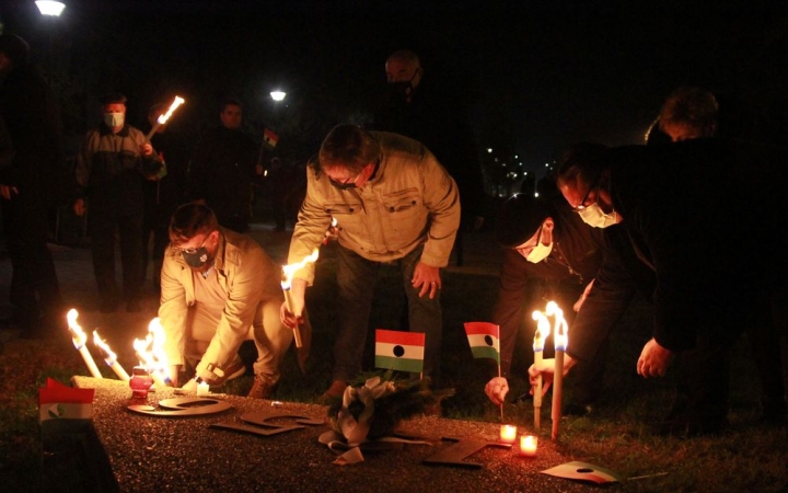 "A fény, a fény szuronyok hegyén villan..."