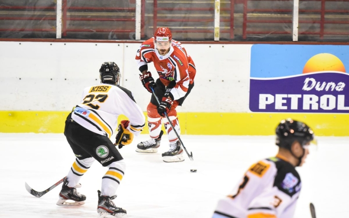 Ismét jégen az Acélbikák