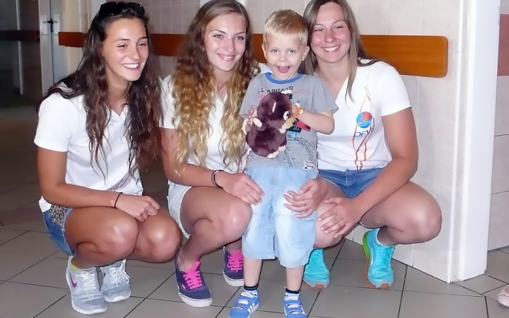 A vízilabdás lányok adománya a kórház gyermekosztályának