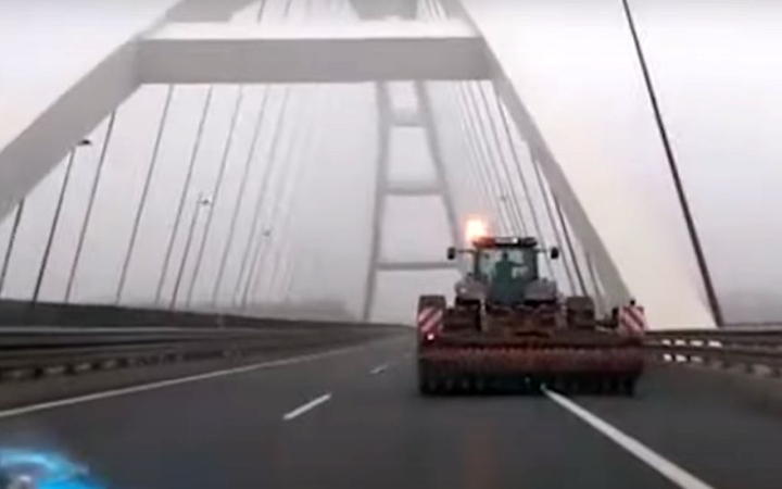 Közlekedés: traktorral a sztrádán 