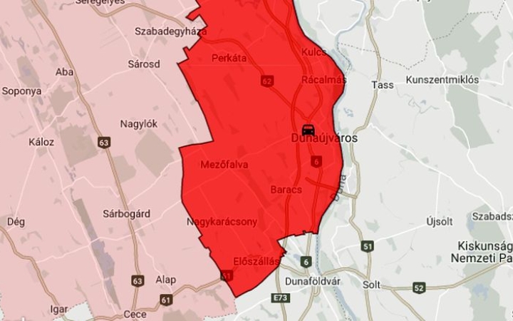 Az oldalára dőlt egy nyerges vontató a körforgalomban