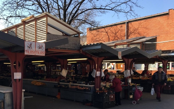 Idősáv a piacon: a vásárban nincs, a boltokban van