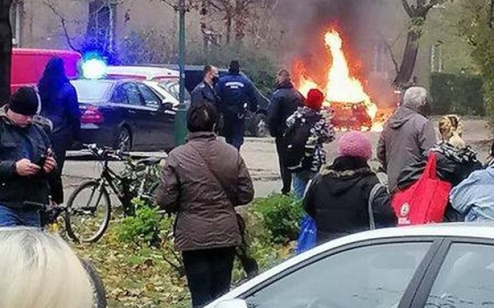 Autótűz az Esze Tamás utcában