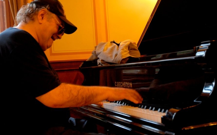 Művész terasznyitó május 22-én - Magyar világsztárokat várnak a nyárra