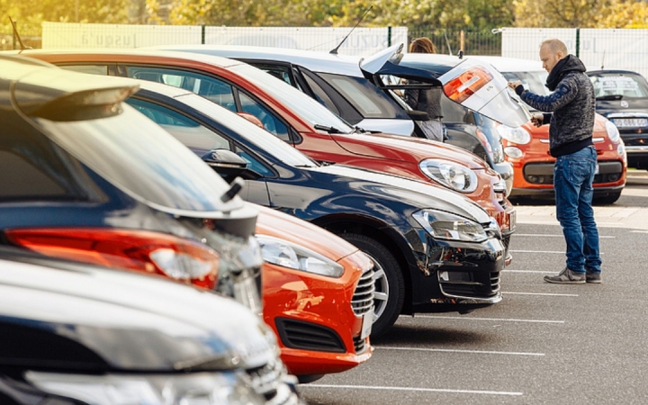 Sokáig tart az importált autók forgalomba helyezése