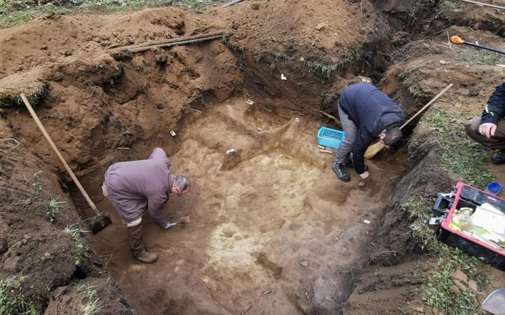 Háromezer éves bronzkori sírokat találtak a tiszadobi Andrássy-kastély udvarán