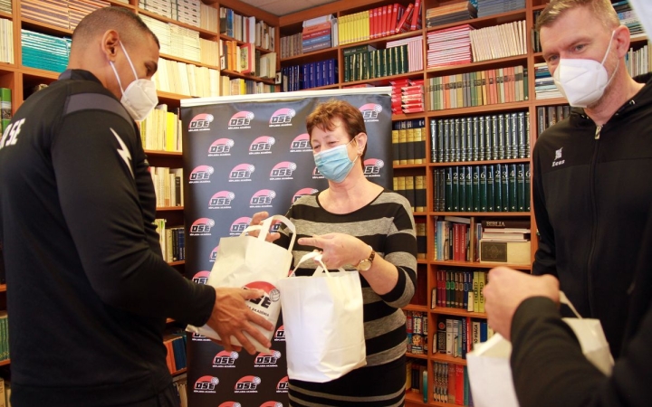 Maszkokkal segítenek a röplabdázók