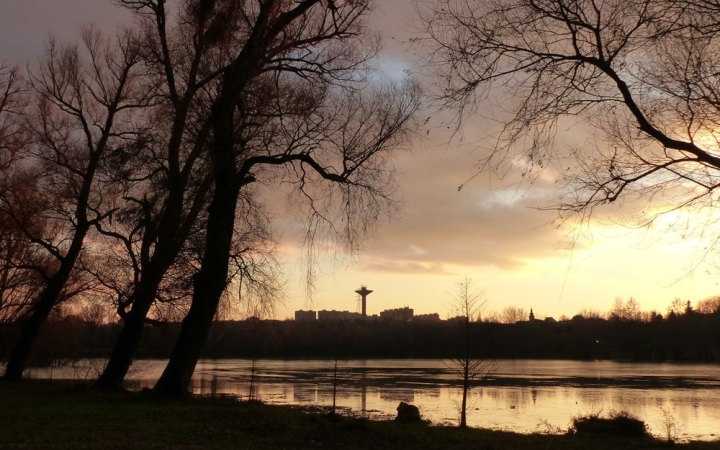 Esős nyitány, enyhe, de változékony folytatás