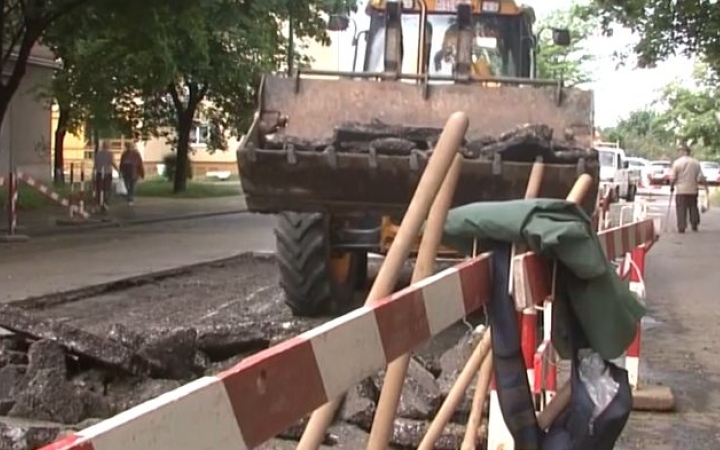 Esze Tamás utca - csőtörés, útlezárás, javítás