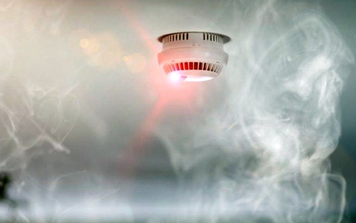 Saját családjához riasztották a tűzoltót – életet mentett a szénmonoxid-érzékelő!