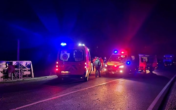 Buszbaleset miatt forgalomkorlátozás a 62-es úton (FRISSÍTVE)