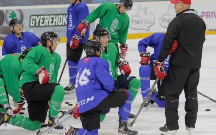 Az Acélbikákkal is meccselnek a juniorok