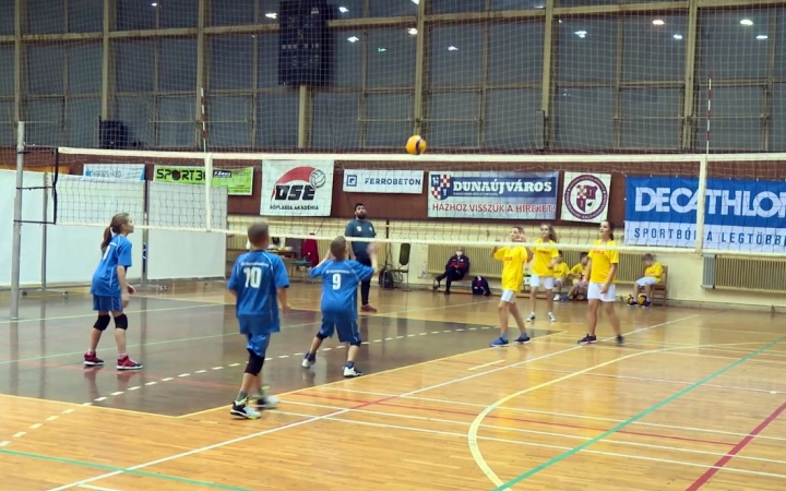 Röplabda: gyakoroltak a fiatalok