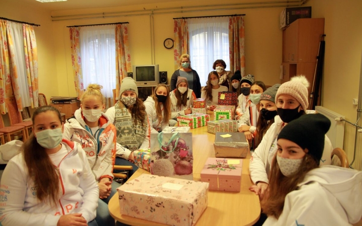 Ajándékokkal segítettek a vízilabdázók