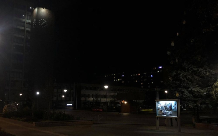 Sötétben a Városháza tér, de mire megyünk egy büntető szóviccel?